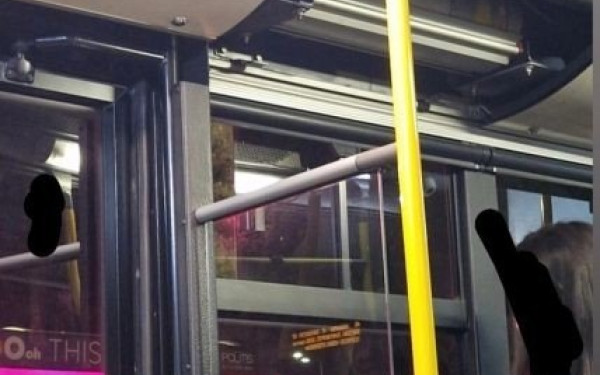 Αθήνα - Παρά λίγο ατύχημα σε λεωφορείο: Κατέρρευσε κομμάτι οροφής και έπεσε πάνω στους επιβάτες