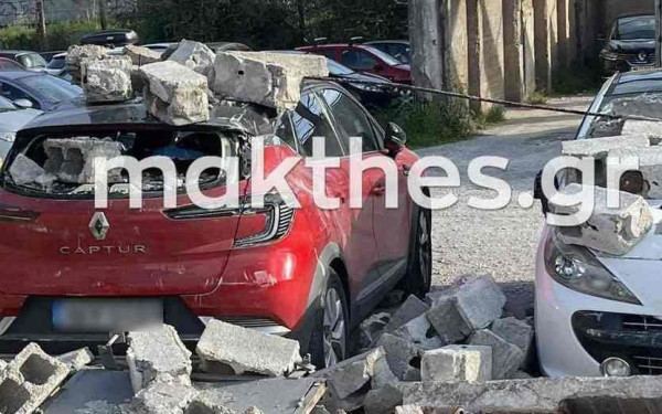 Θεσσαλονίκη: Έπεσε τοιχίο από τον αέρα - Φθορές σε πάνω από 10 αυτοκίνητα (φωτ.)
