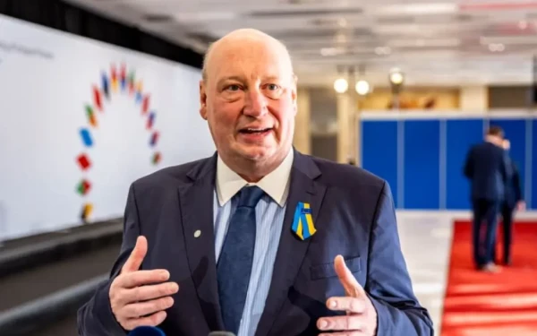 Κομισιόν - Politico: Παραιτείται επικεφαλής μεταφορών μετά τις αποκαλύψεις για δωρεάν ταξίδια στο Κατάρ