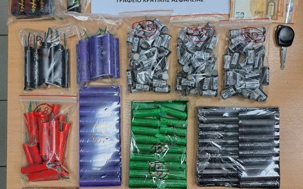 Κατασχέθηκαν πάνω από 312.000 βεγγαλικά και κροτίδες