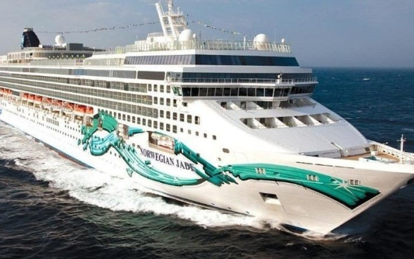 Βόλος: Έδεσε στο λιμάνι το γιγάντιο κρουαζιερόπλοιο «Norwegian Jade» με χιλιάδες τουρίστες