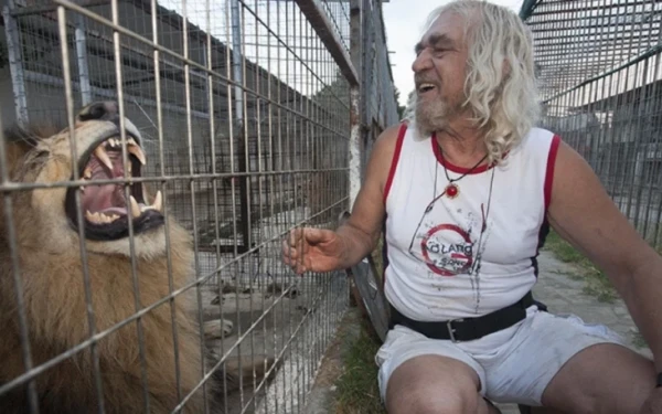Χαλκιδική-Βιασμός: Στο πλευρό του ξανθού μάγου η σύζυγός του: «Δεν το έκανε - Είναι ψυχούλα»