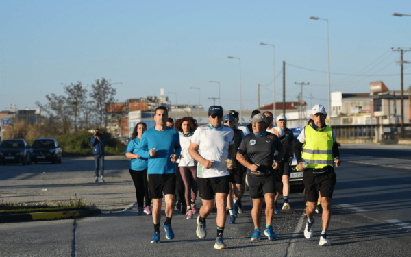Με πένθος στο μπράτσο Λαρισαίοι έτρεξαν από την πόλη μέχρι το σημείο του εγκλήματος στα Τέμπη (φωτ.)
