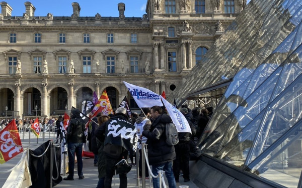 Γαλλία: Οι διαδηλωτές απέκλεισαν το Λούβρο (βίντεο)