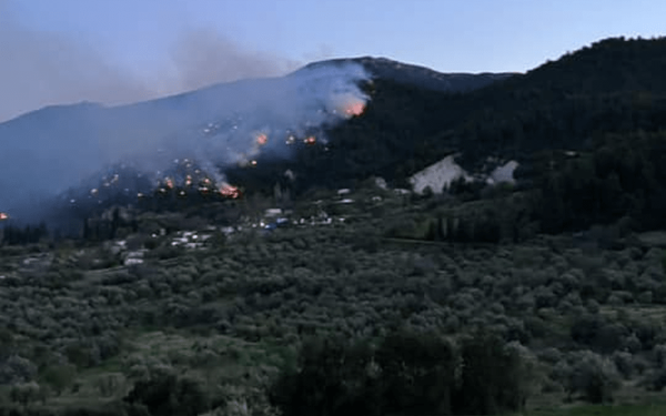 Σε εξέλιξη φωτιές σε Δερβένι Κορινθίας και Μενδενίτσα Φθιώτιδας - Μεγάλη κινητοποίηση της Πυροσβεστικής (βίντεο)