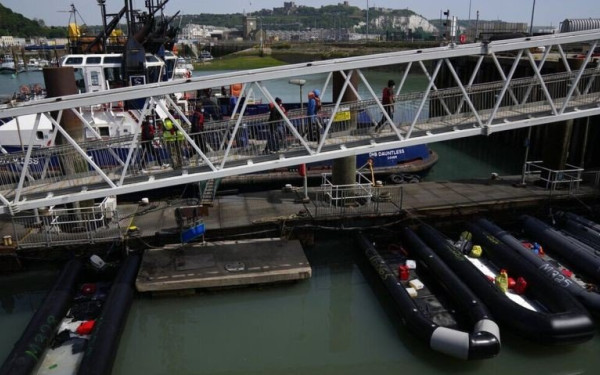 Βρετανία: Η κυβέρνηση σχεδιάζει να στεγάζει αιτούντες άσυλο σε στρατιωτικές βάσεις, ακόμη και σε πλοία