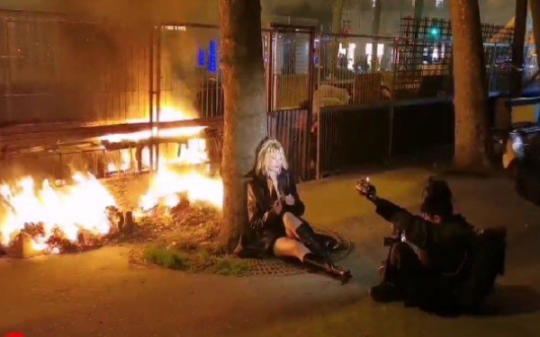 Γαλλία: Μοντέλο εκμεταλλεύεται το σκηνικό πολέμου και ποζάρει αμέριμνη μπροστά στις φλόγες (βίντεο)