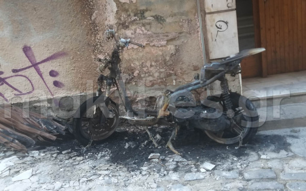 Θεσσαλονίκη: Φωτιά σε μοτοποδήλατο στην Άνω Πόλη