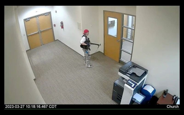 ΗΠΑ: Μακελειό σε σχολείο στο Νάσβιλ με έξι νεκρούς - Η στιγμή που η δράστις «μπουκάρει» στο σχολείο (βίντεο)