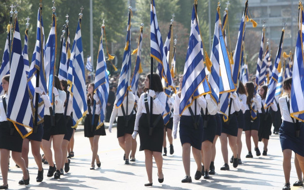Θεσσαλονίκη: 22 σχολεία σήκωσαν ψηλά τη σημαία στην παρέλαση - Διαμαρτυρία φοιτητών για τα Τέμπη με μαύρα μπαλόνια