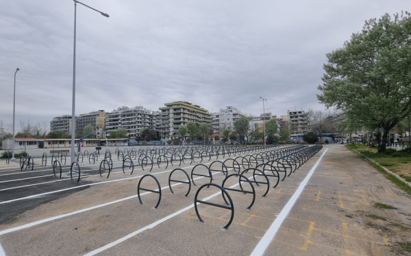 «Οικολογία Αλληλεγγύη»: Θυμηδία μόνο προκαλεί ο χώρος στάθμευσης ποδηλάτων μπροστά από το Μέγαρο Μουσικής (φωτ.)