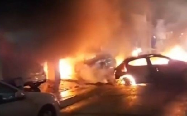 Πυρκαγιά σε χώρο στάθμευσης πολυκατοικίας στα Σεπόλια - Στις φλόγες οχήματα και μοτοσικλέτες (βίντεο)