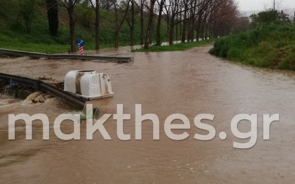 Θεσσαλονίκη: Πλημμύρισε το ρέμα της Πυλαίας εξαιτίας της κακοκαιρίας - Δείτε βίντεο και φωτογραφίες﻿