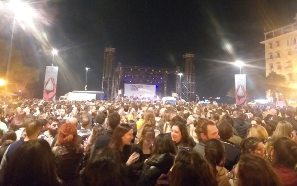Συναυλία για το  νερό: Πλημμύρισε πάθος και παλμό η πλατεία Αριστοτέλους