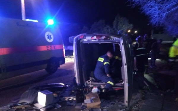 Θεσσαλονίκη: Τροχαίο ατύχημα με έναν τραυματία - Εθελοντές διασώστες απεγκλώβισαν τον οδηγό (φωτ.)