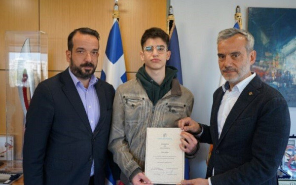 Ο Δήμος Θεσσαλονίκης βράβευσε τον Άγγελο Τσιαμούρα, τον ήρωα-επιβάτη των Τεμπών 