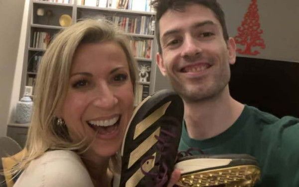 Η Νίκη Ξάνθου παρέλαβε τα παπούτσια του Μίλτου Τεντόγλου μετά τη δημοπρασία