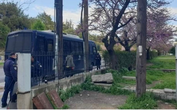 ΑΠΘ: Επίθεση με πέτρες σε διμοιρία ΜΑΤ στο βιολογικό