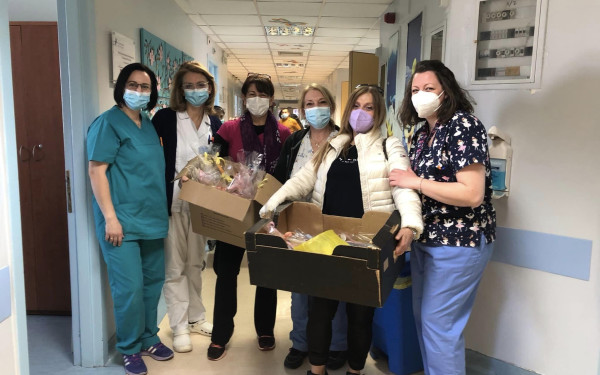 Ιπποκράτειο: Ο Σύλλογος ΑΓΑΠΗ μοίρασε λαμπάδες σε όλα τα παιδιά που νοσούν (φωτ.)