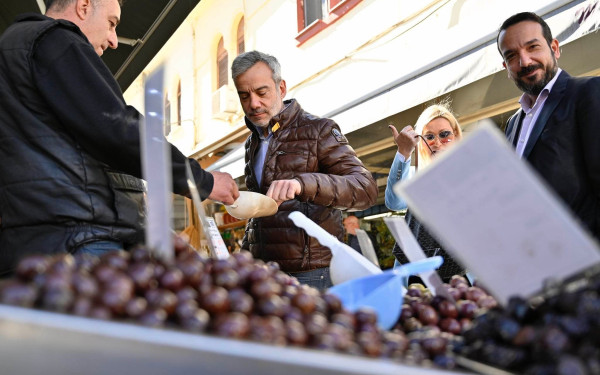Βόλτα Ζέρβα στην αγορά της Θεσσαλονίκης για τα... ψώνια της τελευταίας στιγμής 