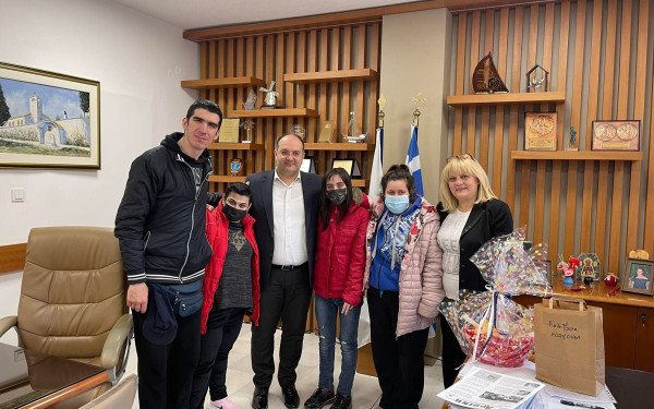 Χειροποίητα πασχαλινά δώρα του ΚΔΑΠ-ΜεΑ στον Δήμαρχο Κιλκίς 