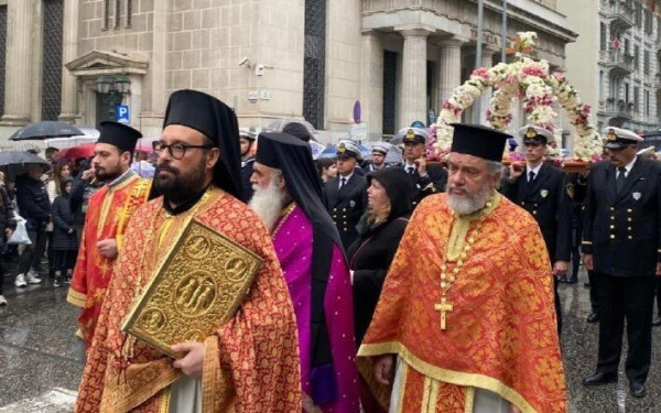 Θεσσαλονίκη: Υπό βροχή η περιφορά του Επιταφίου του Αγίου Μηνά (βίντεο)