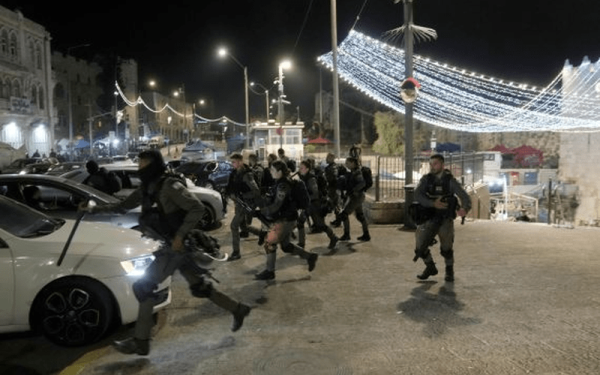 Νέα εισβολή των Ισραηλινών στο τέμενος Αλ Άκσα - Επιχείρησαν να βγάλουν βιαίως προσκυνητές (βίντεο)