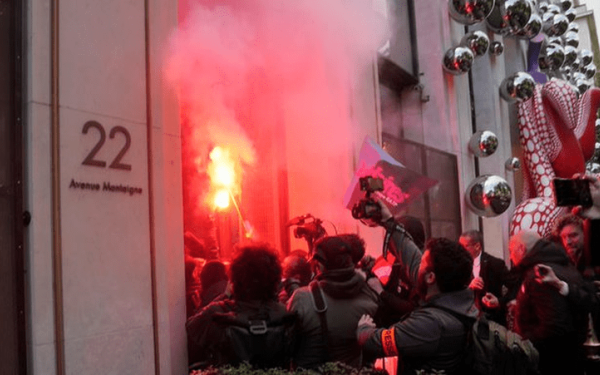 Γαλλία: Οργισμένοι πολίτες εισέβαλαν στα γραφεία της Louis Vuitton - «Να πληρώσουν οι δισεκατομμυριούχοι» (βίντεο)