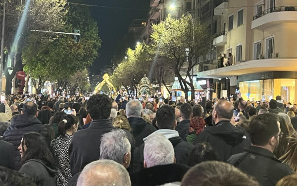 Πλήθος πιστών στην περιφορά των Επιταφίων στη Θεσσαλονίκη (φωτ.)