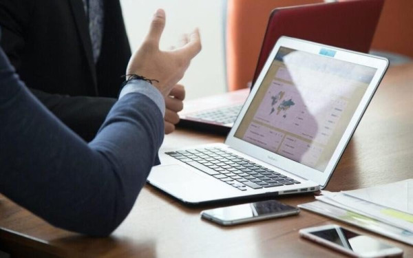 Το 69% των εργαζομένων «με το ένα πόδι στην έξοδο»: Κακό management οδηγεί 7 στους 10 να σκέφτονται αλλαγή εργασίας
