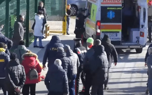 Ιταλίδα διαιτητής διέκοψε τον αγώνα για να κάνει ΚΑΡΠΑ σε ηλικιωμένο οπαδό (βίντεο)