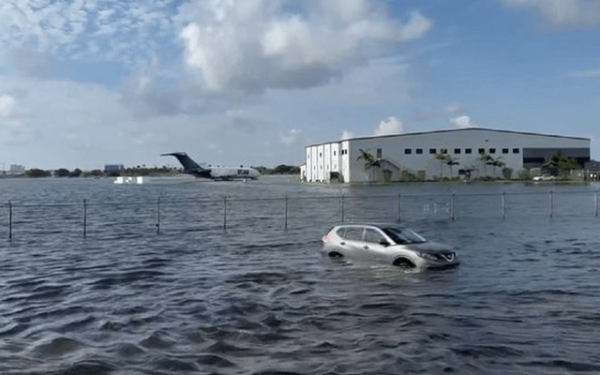 Αδιανόητες εικόνες κατακλυσμού στη Φλόριντα - Έκλεισε και το αεροδρόμιο του Φορτ Λόντερντεϊλ (βίντεο)