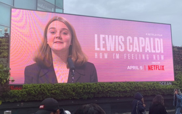 To Netflix τρολάρει τον Lewis Capaldi - Τον αντικατέστησε με την Liz Truss σε αφίσα για το ντοκιμαντέρ του (βίντεο)