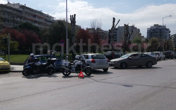 Θεσσαλονίκη: Τροχαίο με έναν τραυματία στη συμβολή Π. Συνδίκα με Μεγ. Αλεξάνδρου (φωτ.)