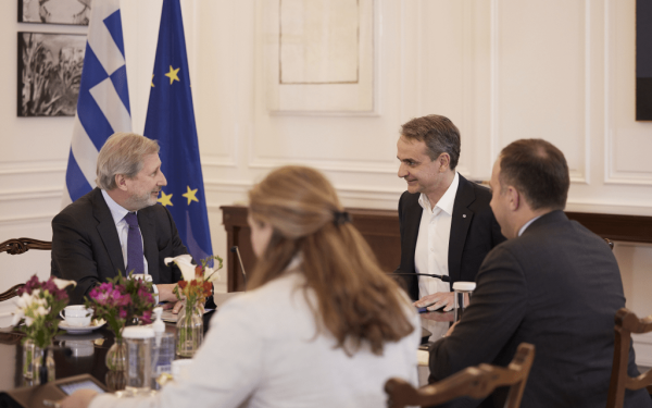 Συζήτηση Μητσοτάκη-Χαν για το πολυετές ευρωπαϊκό δημοσιονομικό πλαίσιο