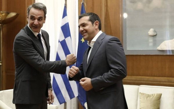 Κόντρα Μητσοτάκη - Τσίπρα για ένα... παραμύθι με καφέ