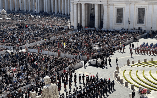 Ο πάπας Φραγκίσκος ζήτησε από τους πιστούς να επιλέξουν την αμοιβαία αλληλεγγύη (βίντεο)