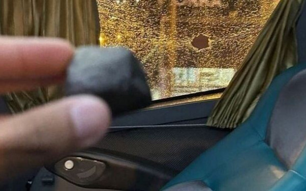 Οπαδοί μπέρδεψαν τα πούλμαν και έριξαν πέτρες στο λεωφορείο της ομάδας τους (βίντεο)