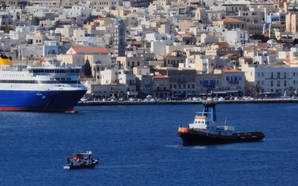 Πλοίο γεμάτο επιβάτες προσέκρουσε σε ύφαλο στη Σύρο