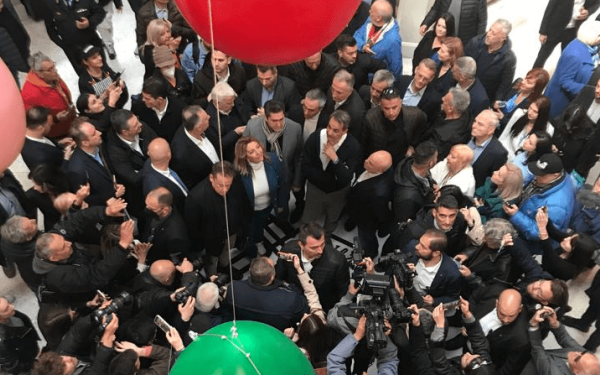 Θεσσαλονίκη: Εντυπωσιάστηκε από την Αγορά Μοδιάνο ο πρωθυπουργός (βίντεο, φωτ.)