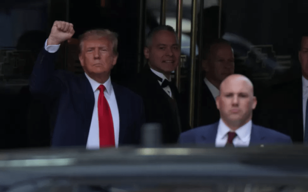 ΗΠΑ: Ο Τραμπ το φαβορί για το χρίσμα των Ρεπουμπλικάνων, παρά τις δικαστικές περιπέτειες