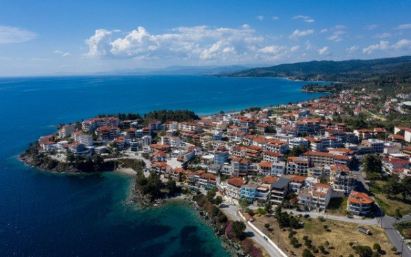 «Καυτό» καλοκαίρι για τα εξοχικά: Το πανόραμα της αγοράς κατοικίας σε Πιερία και Χαλκιδική