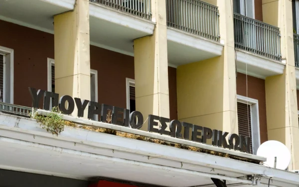 Υπουργείο Εσωτερικών: Mε απόφαση εγγράφονται στα δημοτολόγια υιοθετημένοι από αλλοδαπούς μέχρι το 1976