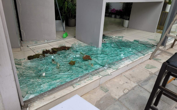 Λάρισα: Αυτοκίνητο καβάλησε πεζοδρόμιο και «έριξε» τη βιτρίνα καταστήματος (φωτ.)