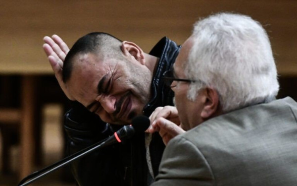 Αφοπλιστικός ο Αιγύπτιος ψαράς στη δίκη της Χρυσής Αυγής: «Με άφησαν γιατί νόμιζαν πως ήμουν νεκρός» (βίντεο)