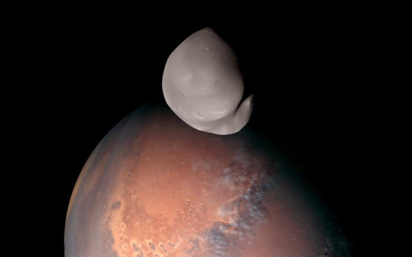 Εστάλησαν στη Γη οι πιο ευκρινείς εικόνες από τον Δείμο, τον δορυφόρο του πλανήτη Άρη (βίντεο)