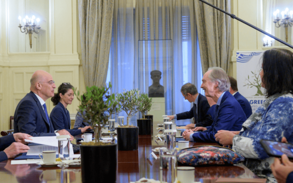 Συνάντηση Ν. Δένδια με τον ειδικό απεσταλμένο του ΓΓ του ΟΗΕ για τη Συρία