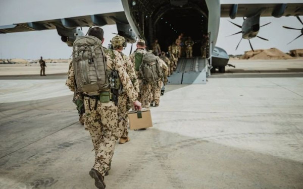 Ασφαλείς στο Βερολίνο 101 άνθρωποι που απομακρύνθηκαν από το Σουδάν - Προσγειώθηκε το πρώτο στρατιωτικό αεροσκάφος 	