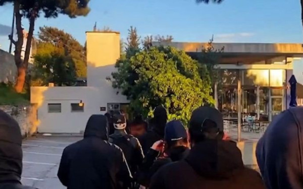 ΣΥΡΙΖΑ Θεσσαλονίκης: Καταδικάζει τη «βάρβαρη εισβολή» των χρυσαυγιτών σε χώρο πολιτισμού στην Καλαμαριά