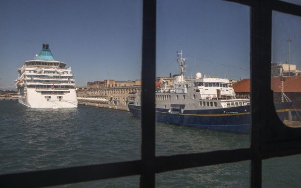 Η Θεσσαλονίκη «βασίλισσα» της κρουαζιέρας: Διπλή άφιξη με χορούς και γλέντι 